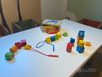 “Perle” di legno colorate da infilare…