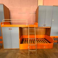 Cameretta a ponte con soppalco azzurra/arancione