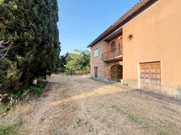 Appartamento di 250 m² con 5 locali e box auto a A