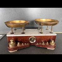 Bilancia antica con tutti i suoi pesi originali