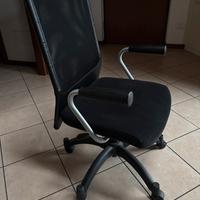 Sedia nera braccioli e rotelle