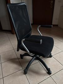 Sedia nera braccioli e rotelle