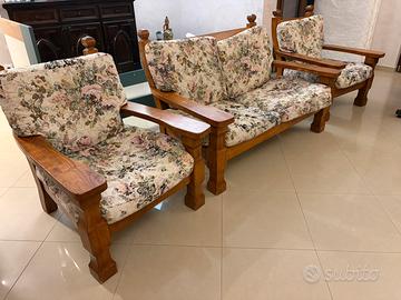 Salotto e vetrine in legno massello