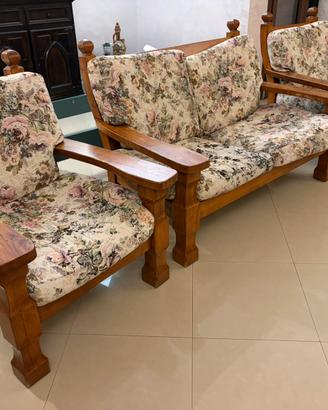 Salotto e vetrine in legno massello