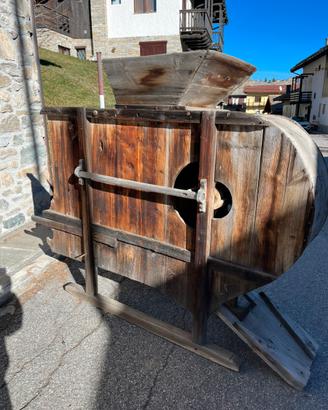 Antica Trebbiatrice  in legno di larice