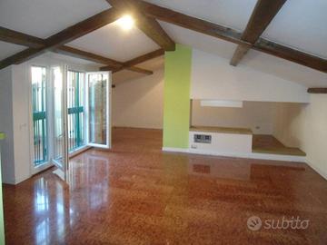 Attico / Mansarda di 150 m² con 4 locali a Bologna
