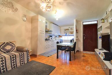 CASA SEMINDIPENDENTE A MONTELUPONE