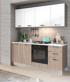 Cucina con elettrodomestici
