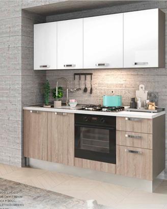 Cucina con elettrodomestici