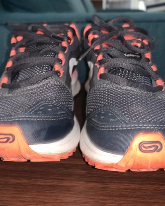 SCARPE RUNNING da donna grigio-corallo KALENJI