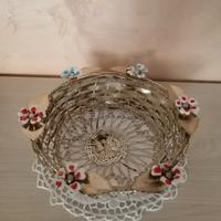 Vecchio cestino in metallo con fiori dipinti