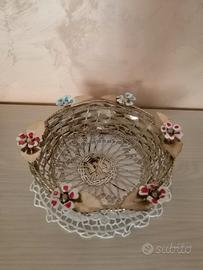 Vecchio cestino in metallo con fiori dipinti 