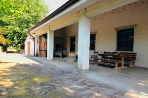 Magazzino con piccola porcilaia e 6 biolche di ter