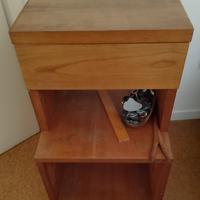 Comodino in legno con cassetto