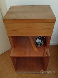 Comodino in legno con cassetto