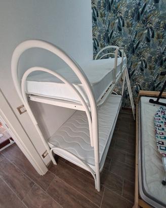 LETTO A CASTELLO BIANCO CON MATERASSI 