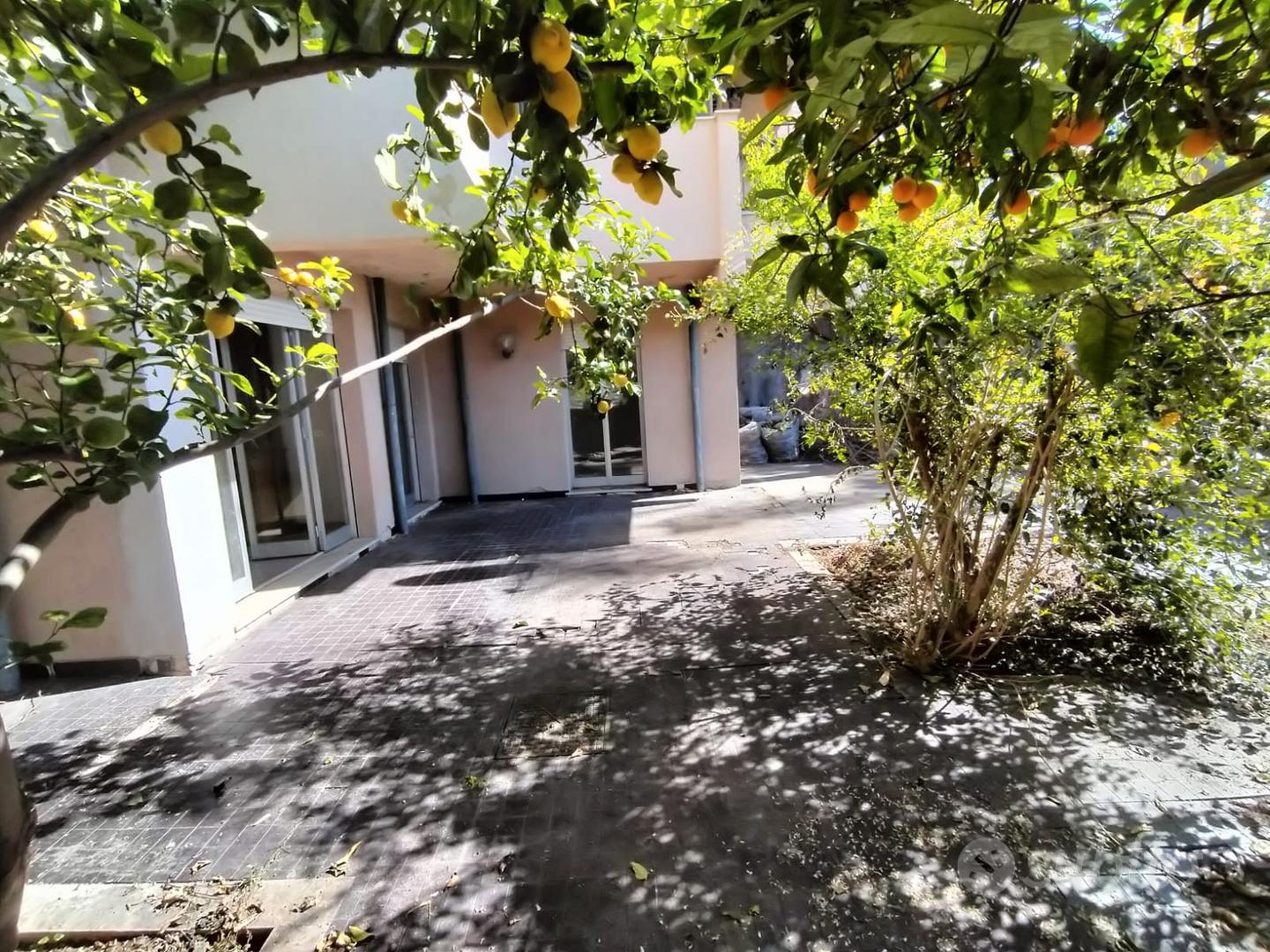 Privato ampio appartamento con giardino - Vista 3