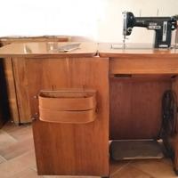 Macchina da cucire vintage Necchi 