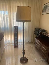 Lampada da terra vintage in legno intagliato