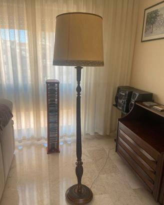 Lampada da terra vintage in legno intagliato