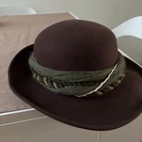 Cappello marrone Tyroler con tesa e fascia