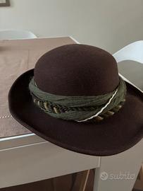 Cappello marrone Tyroler con tesa e fascia