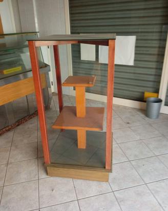 VETRINE IN LEGNO E VETRO CON RUOTE E SERRATURA