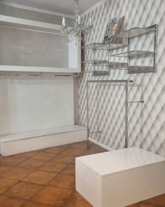 Arredamento negozio in blocco