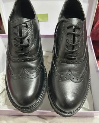 Scarpe francesine in pelle nera