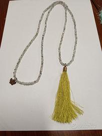 collana con farfalla e nappa