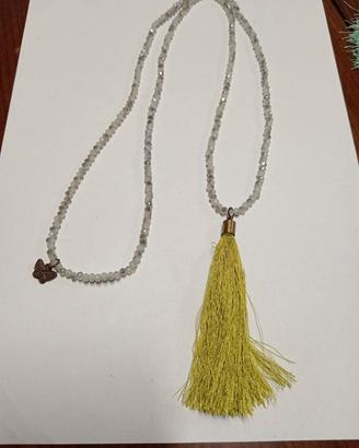 collana con farfalla e nappa