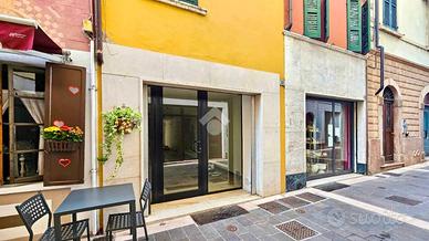 NEGOZIO A GARDONE RIVIERA
