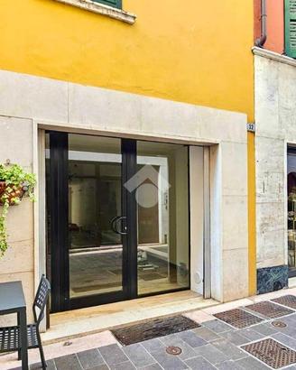 NEGOZIO A GARDONE RIVIERA