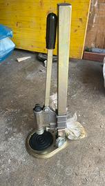 Tappatrice a colonna manuale