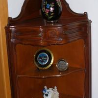 mobiletto d'arredo angolare in legno