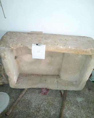 pila antica in pietra