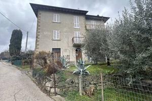 Appartamento di 200 m² con più di 5 locali e posto