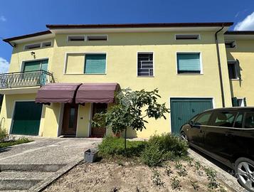 VILLA A SCHIERA CENTRALE A MONFUMO