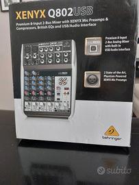 Mixer Behringer Xenyx Q802 USB