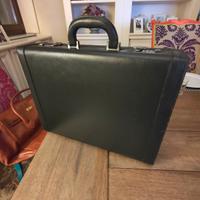 Borsa valigia 24 ore
Pelle nera, rigida
Chiusura a