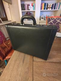 Borsa valigia 24 ore
Pelle nera, rigida
Chiusura a