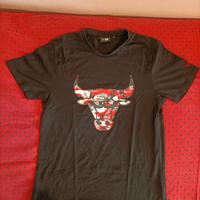 t-shirt nera new era M