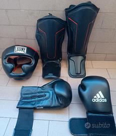 Kickboxing / Boxe caschetto, guantoni, parastinchi