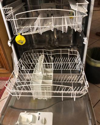 Lavastoviglie Indesit esterna