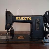 mobile con macchina da cucire antica