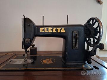 mobile con macchina da cucire antica