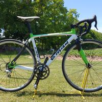 Bici da corsa telaio alluminio, forcelle carbonio