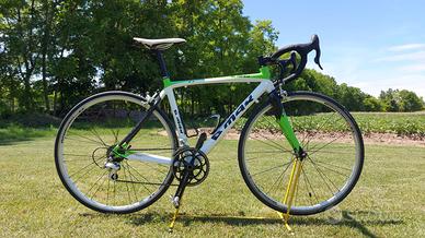 Bici da corsa telaio alluminio, forcelle carbonio