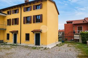 VILLA A SCHIERA D'ANGOLO A CASTELNUOVO DEL GARDA