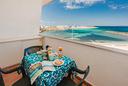 casa-il-delfino-con-balcone-fronte-mare